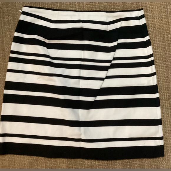 White House Black Market WHBM Mini Skirt Size 2 - Picture 2 of 3
